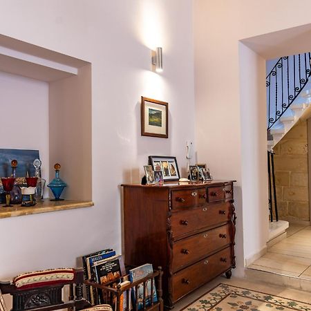 Traditional Maltese Styled 2Br Apartment With Large Maltese Balcony & Internal Yard - Located In The Heart Of Valletta - Maltese Capital City Dış mekan fotoğraf