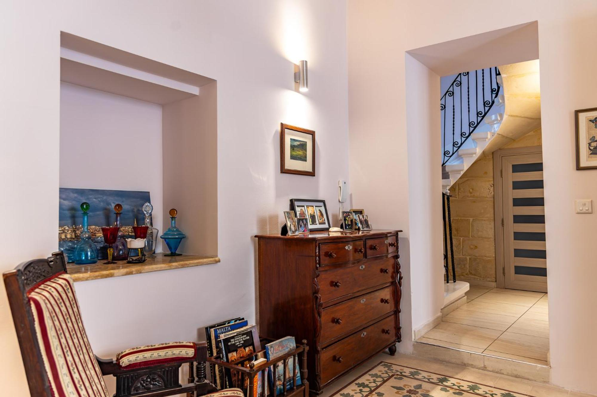 Traditional Maltese Styled 2Br Apartment With Large Maltese Balcony & Internal Yard - Located In The Heart Of Valletta - Maltese Capital City Dış mekan fotoğraf