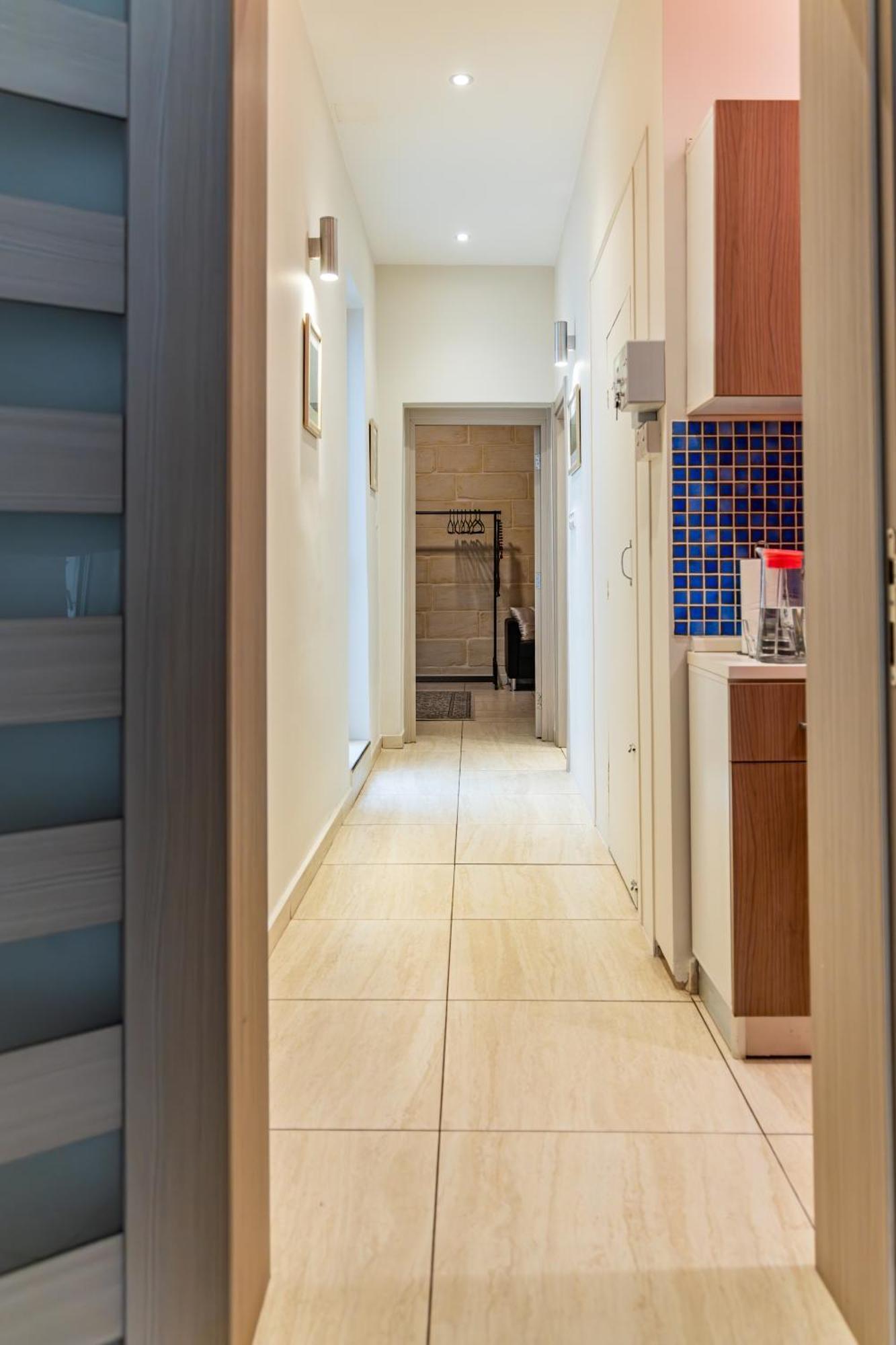 Traditional Maltese Styled 2Br Apartment With Large Maltese Balcony & Internal Yard - Located In The Heart Of Valletta - Maltese Capital City Dış mekan fotoğraf
