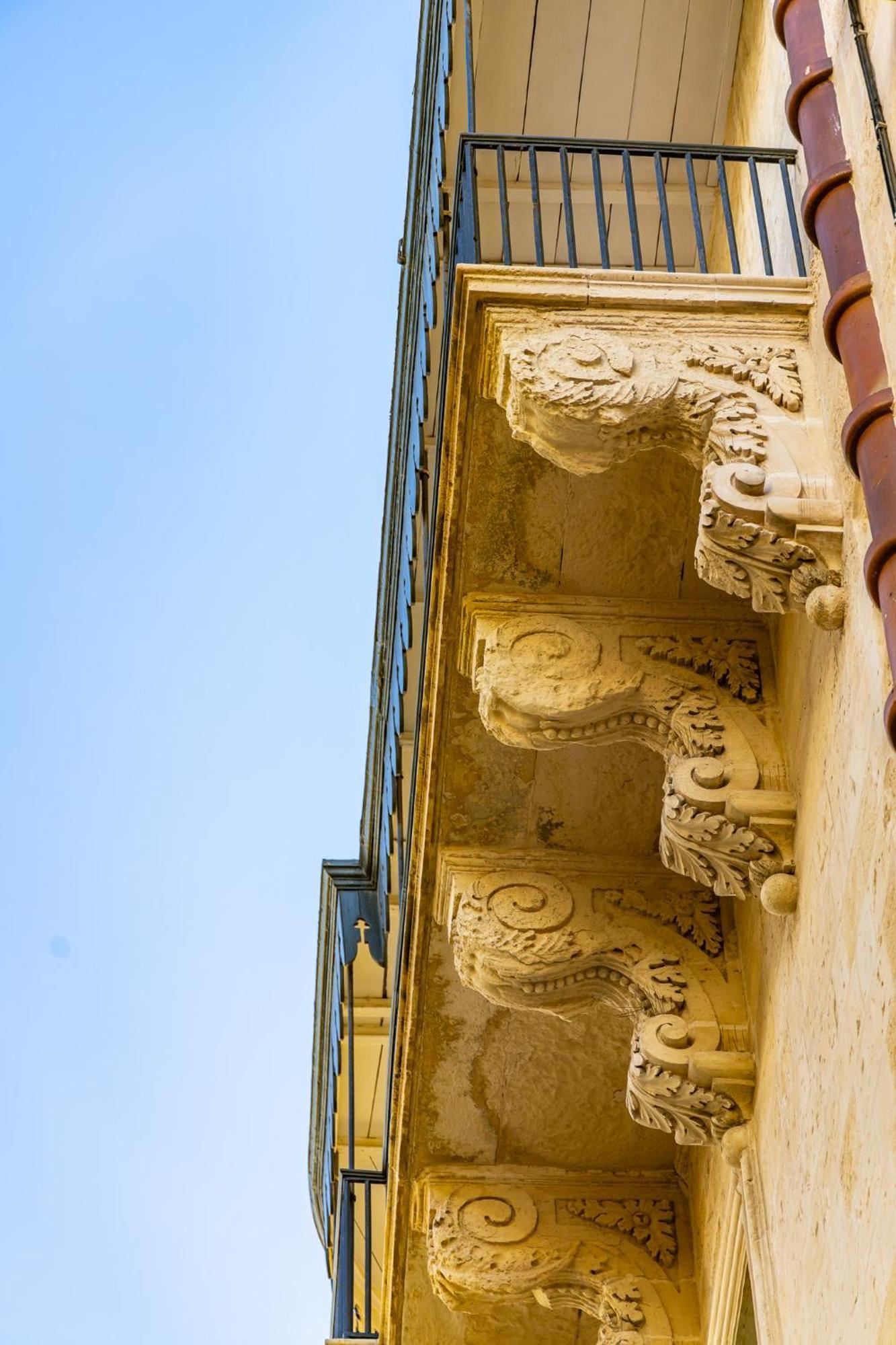 Traditional Maltese Styled 2Br Apartment With Large Maltese Balcony & Internal Yard - Located In The Heart Of Valletta - Maltese Capital City Dış mekan fotoğraf