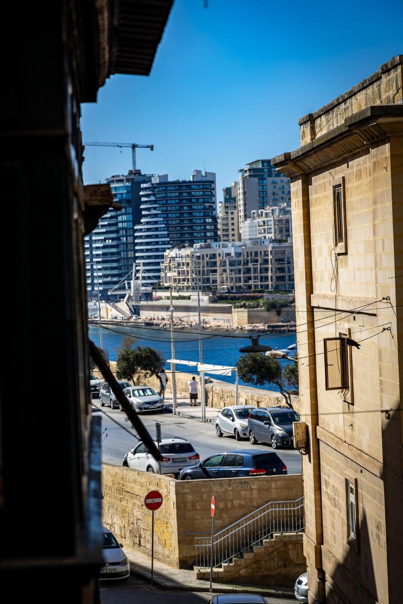 Traditional Maltese Styled 2Br Apartment With Large Maltese Balcony & Internal Yard - Located In The Heart Of Valletta - Maltese Capital City Dış mekan fotoğraf
