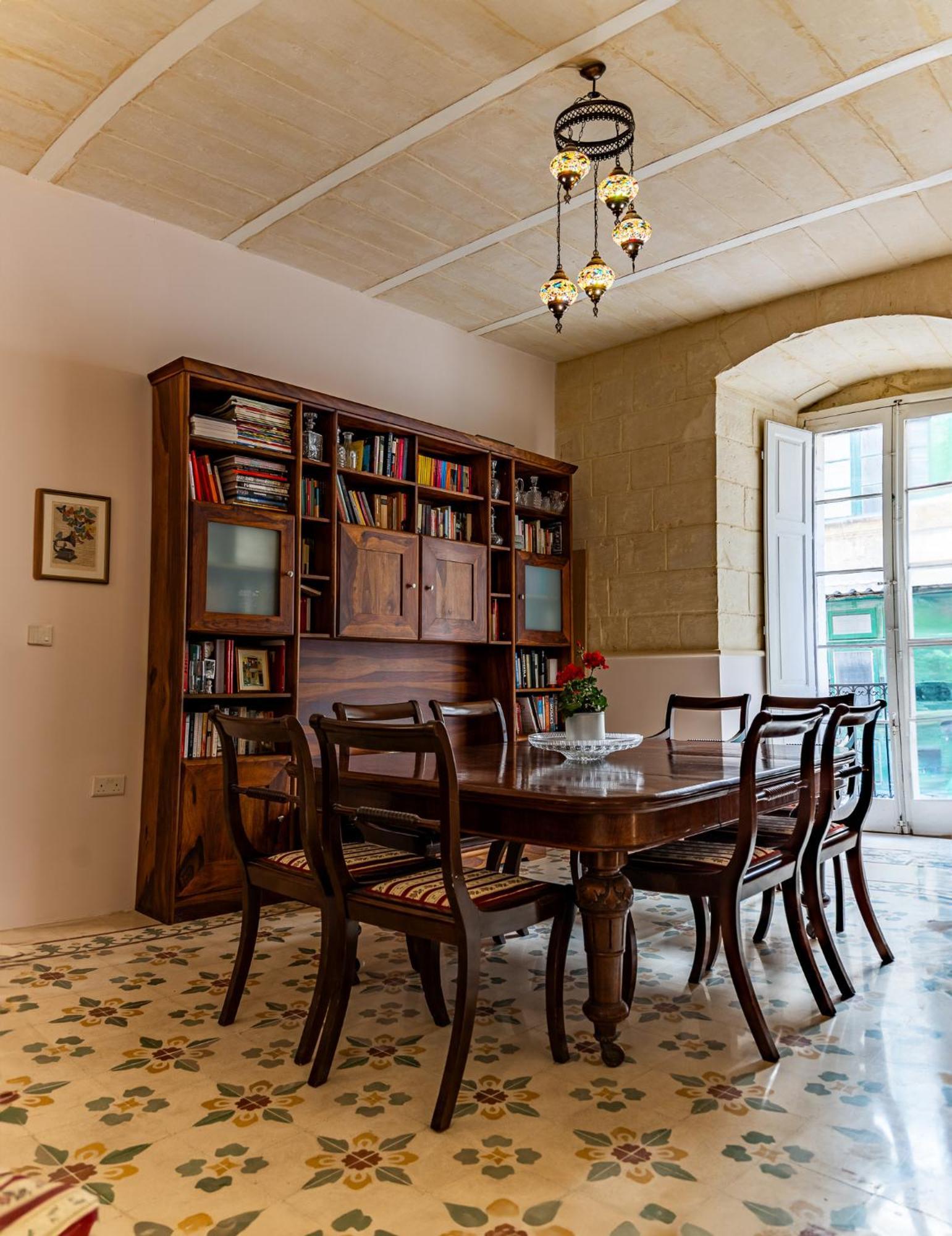Traditional Maltese Styled 2Br Apartment With Large Maltese Balcony & Internal Yard - Located In The Heart Of Valletta - Maltese Capital City Dış mekan fotoğraf