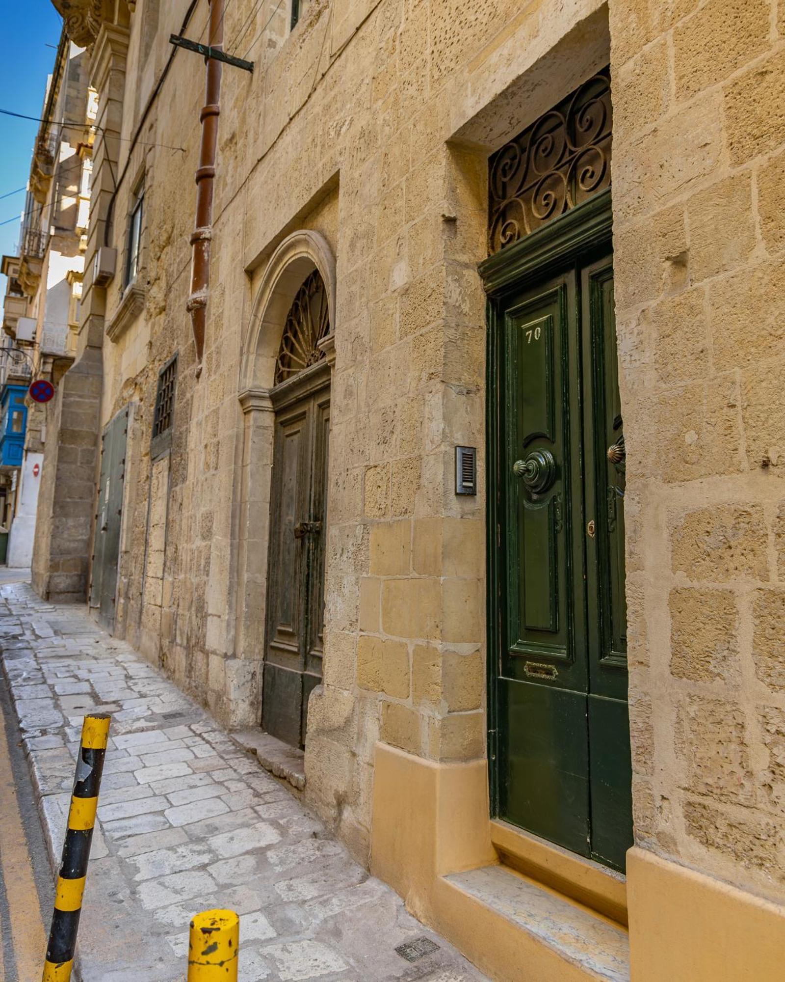 Traditional Maltese Styled 2Br Apartment With Large Maltese Balcony & Internal Yard - Located In The Heart Of Valletta - Maltese Capital City Dış mekan fotoğraf