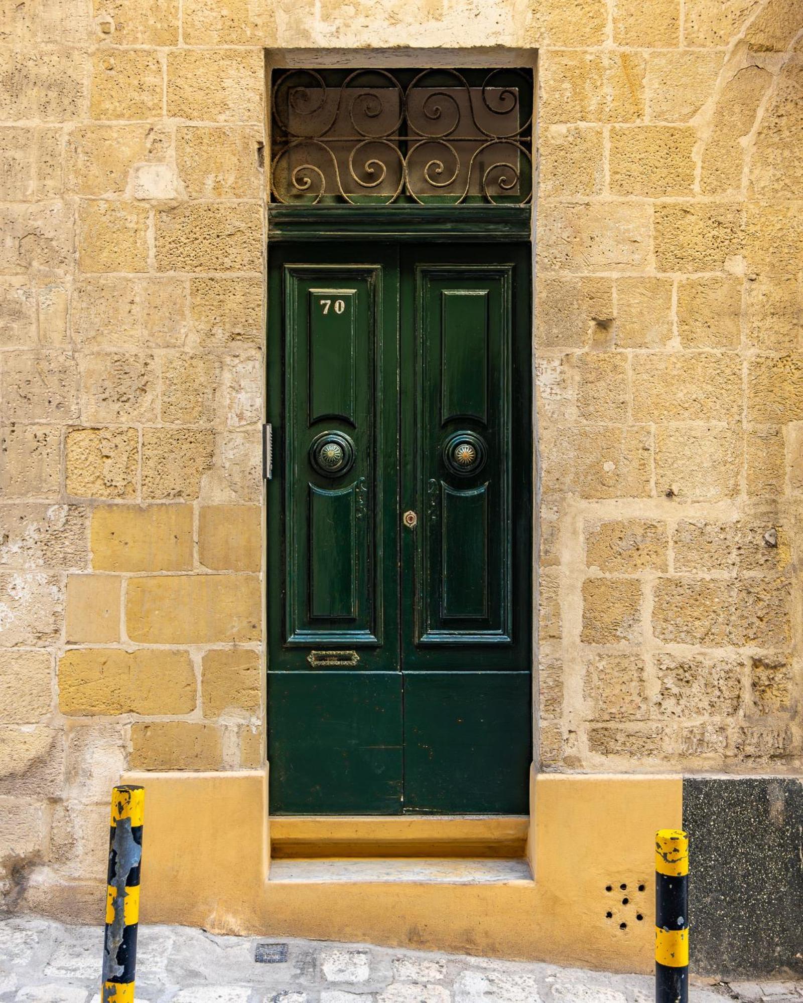 Traditional Maltese Styled 2Br Apartment With Large Maltese Balcony & Internal Yard - Located In The Heart Of Valletta - Maltese Capital City Dış mekan fotoğraf