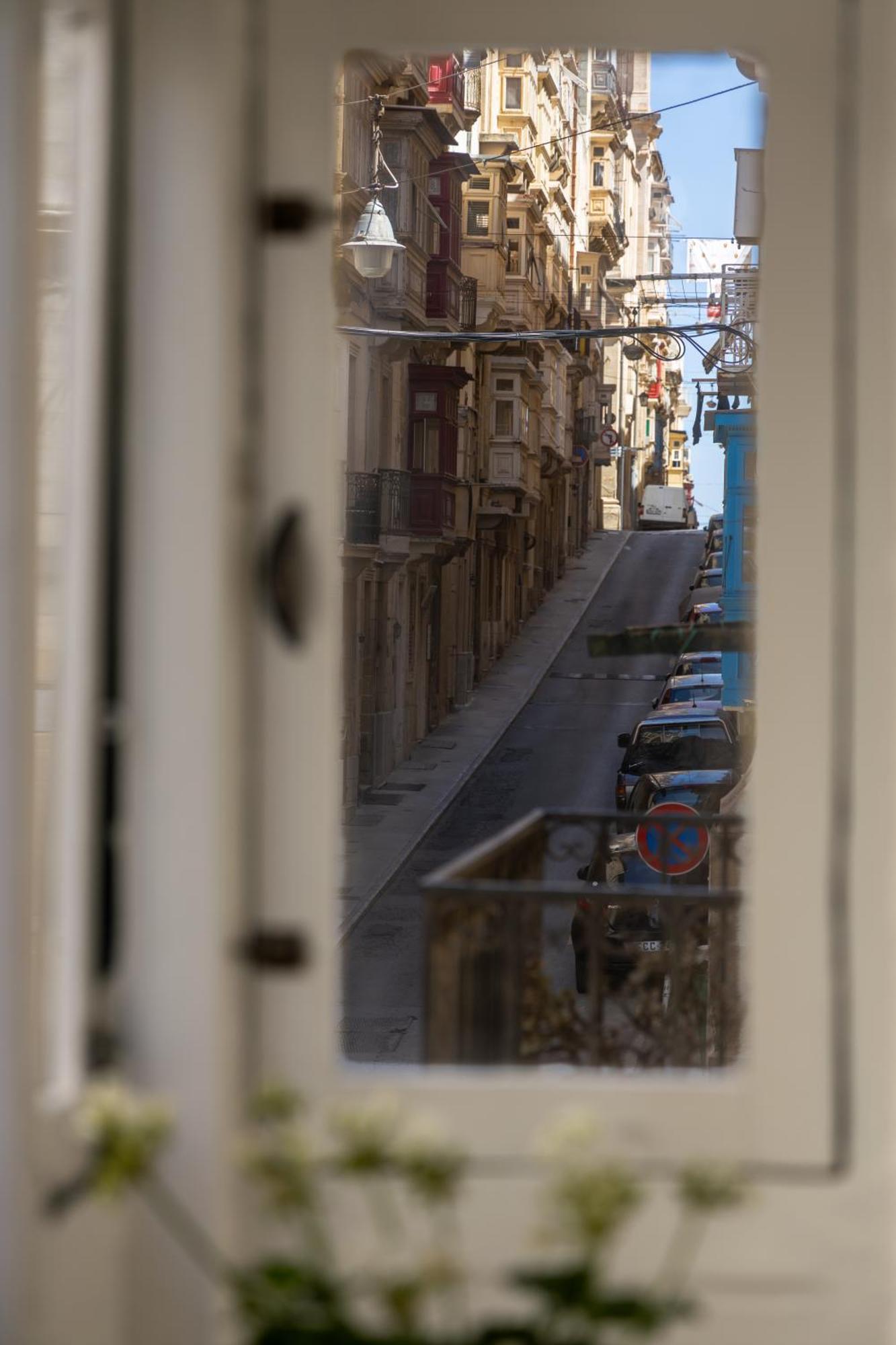 Traditional Maltese Styled 2Br Apartment With Large Maltese Balcony & Internal Yard - Located In The Heart Of Valletta - Maltese Capital City Dış mekan fotoğraf
