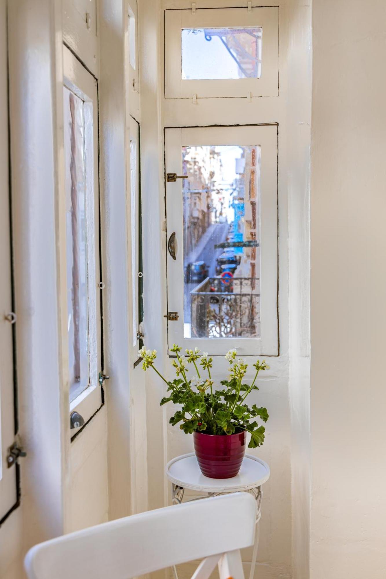 Traditional Maltese Styled 2Br Apartment With Large Maltese Balcony & Internal Yard - Located In The Heart Of Valletta - Maltese Capital City Dış mekan fotoğraf
