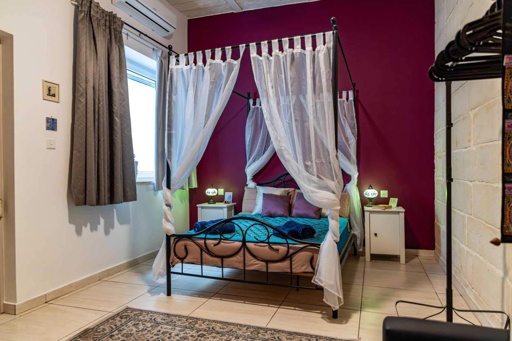 Traditional Maltese Styled 2Br Apartment With Large Maltese Balcony & Internal Yard - Located In The Heart Of Valletta - Maltese Capital City Dış mekan fotoğraf