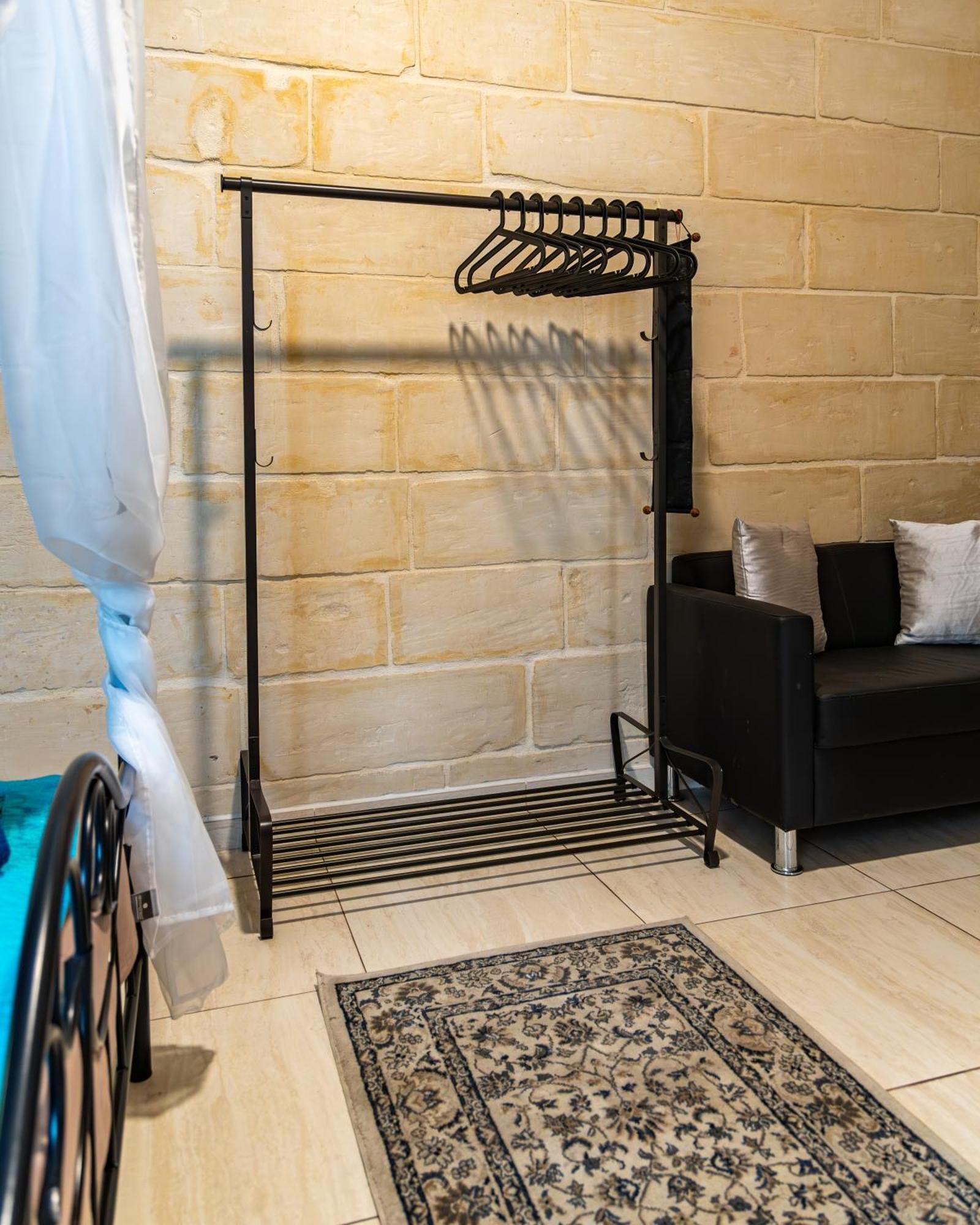 Traditional Maltese Styled 2Br Apartment With Large Maltese Balcony & Internal Yard - Located In The Heart Of Valletta - Maltese Capital City Dış mekan fotoğraf