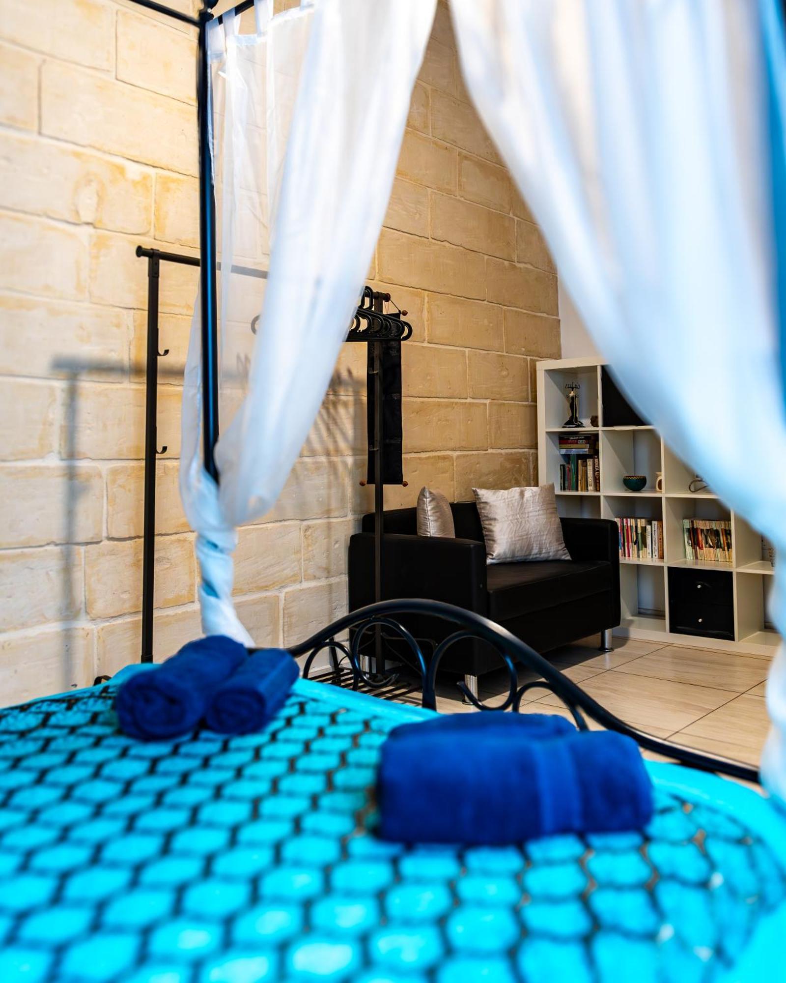 Traditional Maltese Styled 2Br Apartment With Large Maltese Balcony & Internal Yard - Located In The Heart Of Valletta - Maltese Capital City Dış mekan fotoğraf