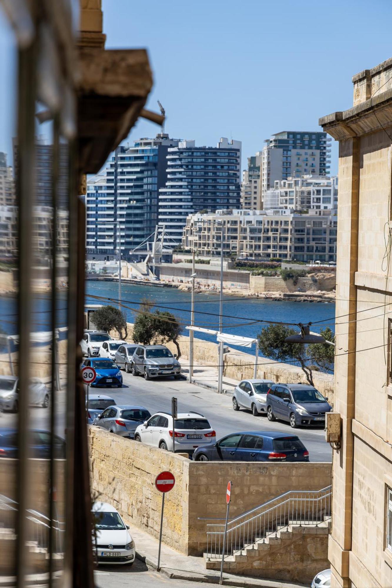 Traditional Maltese Styled 2Br Apartment With Large Maltese Balcony & Internal Yard - Located In The Heart Of Valletta - Maltese Capital City Dış mekan fotoğraf