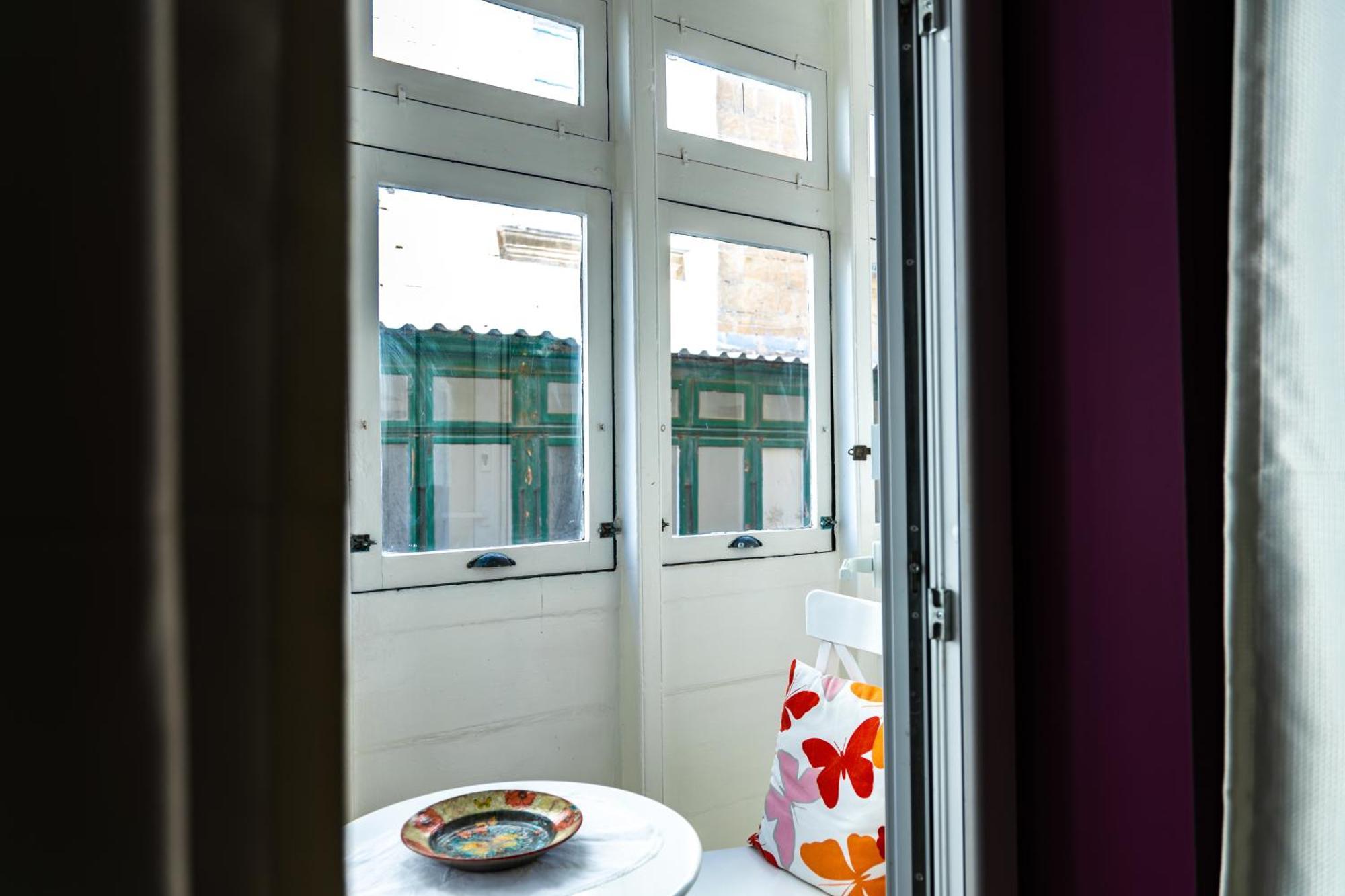 Traditional Maltese Styled 2Br Apartment With Large Maltese Balcony & Internal Yard - Located In The Heart Of Valletta - Maltese Capital City Dış mekan fotoğraf