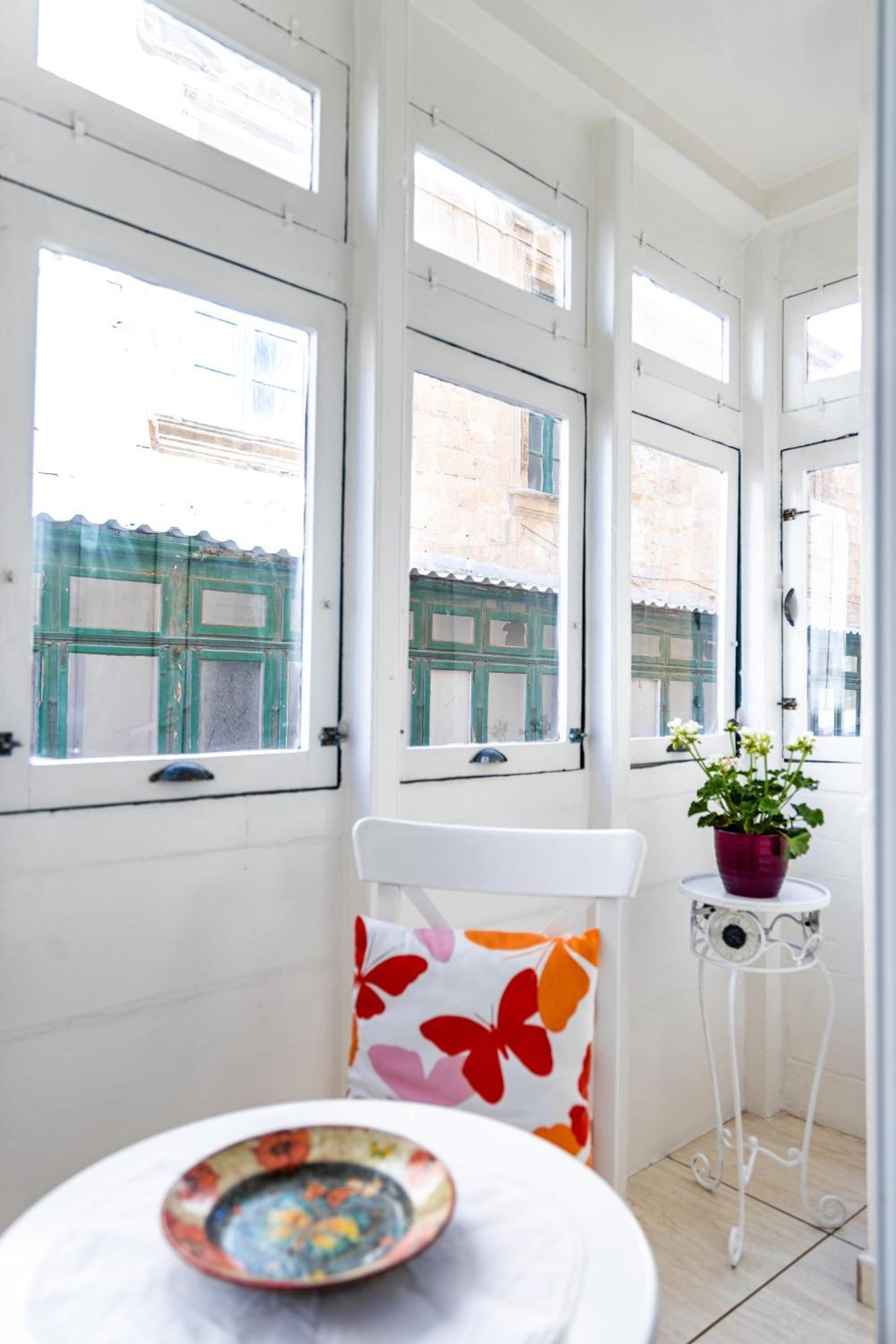 Traditional Maltese Styled 2Br Apartment With Large Maltese Balcony & Internal Yard - Located In The Heart Of Valletta - Maltese Capital City Dış mekan fotoğraf